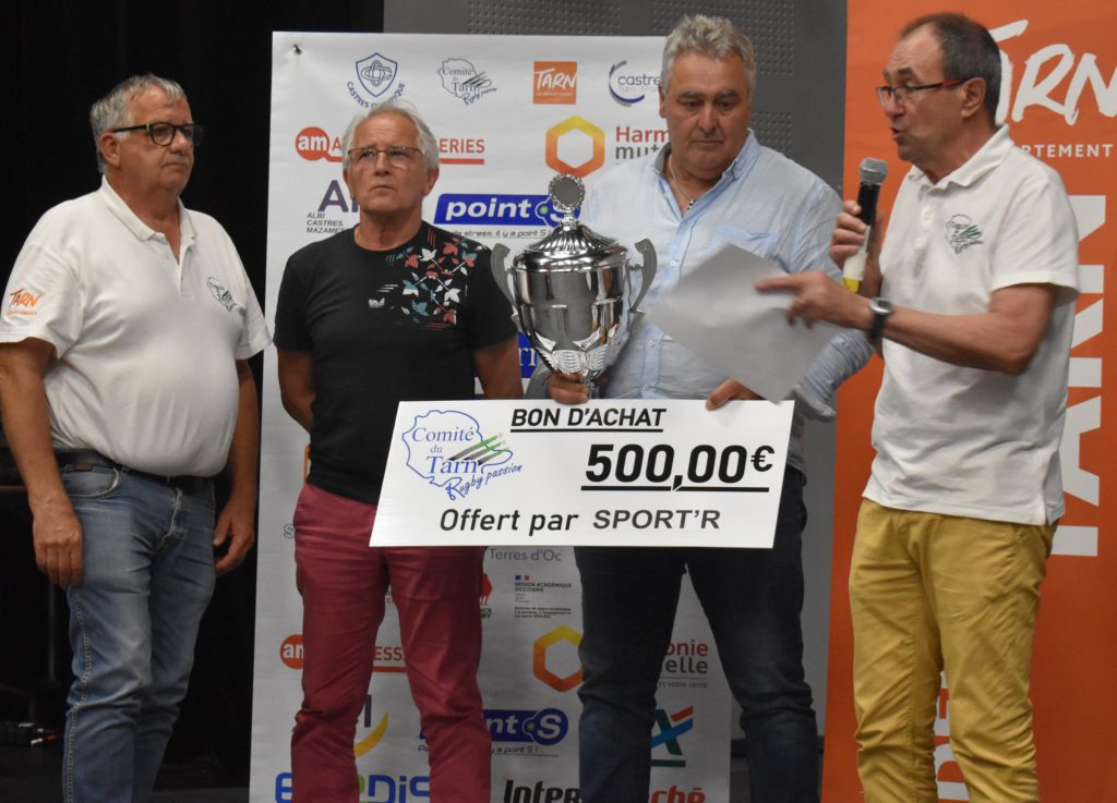 Joël Voulcays, responsable de l’école de rugby de Saint-Sulpice reçoit le trophée « fair-play VYV 3 Terres d’Oc » des mains de Patrick Maurelo, avec un bon d’achat de 500 € au nom du Comité par Jean Marc Moreau (à g)