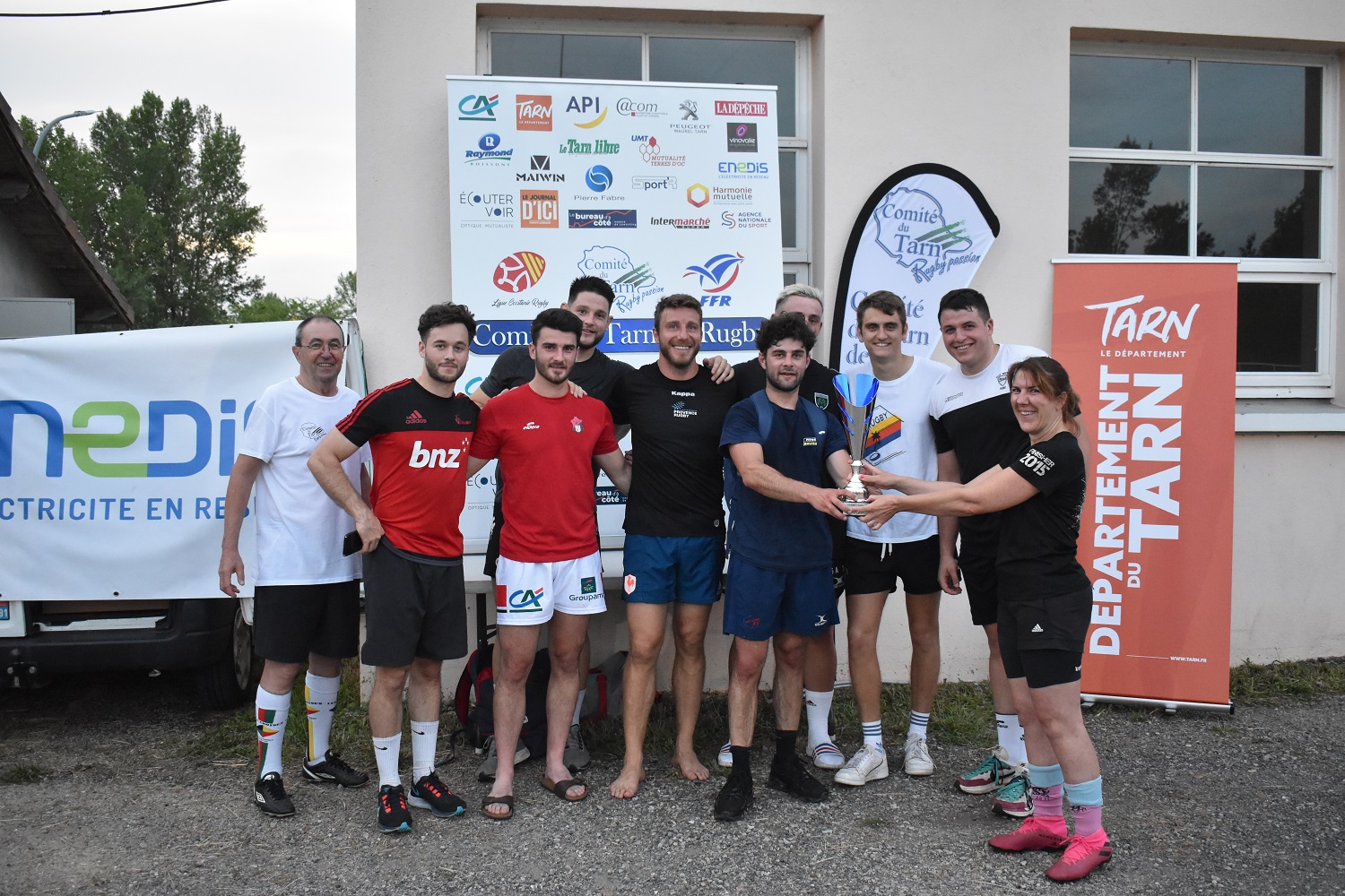 Patricia Julien (référente CD Rugby à 5) remet la coupe des vainqueurs à la Mairie de Cagnac