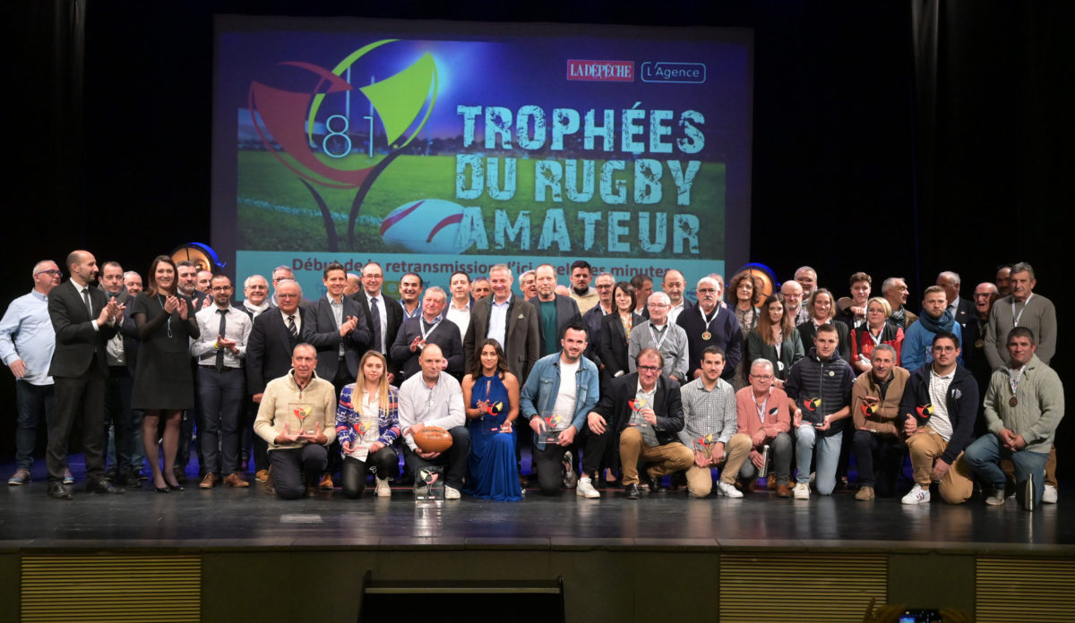 La famille rugby réunie autour des trophées