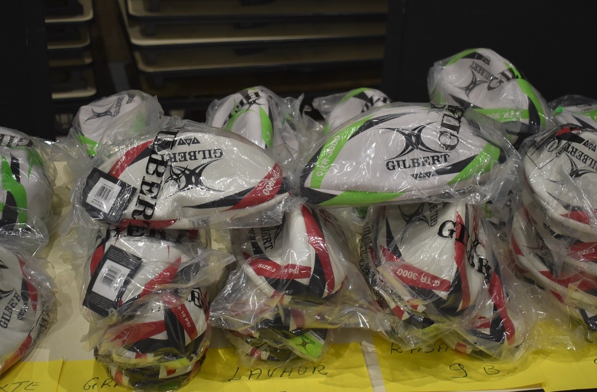 Ballons et casquettes pour les écoles de rugby