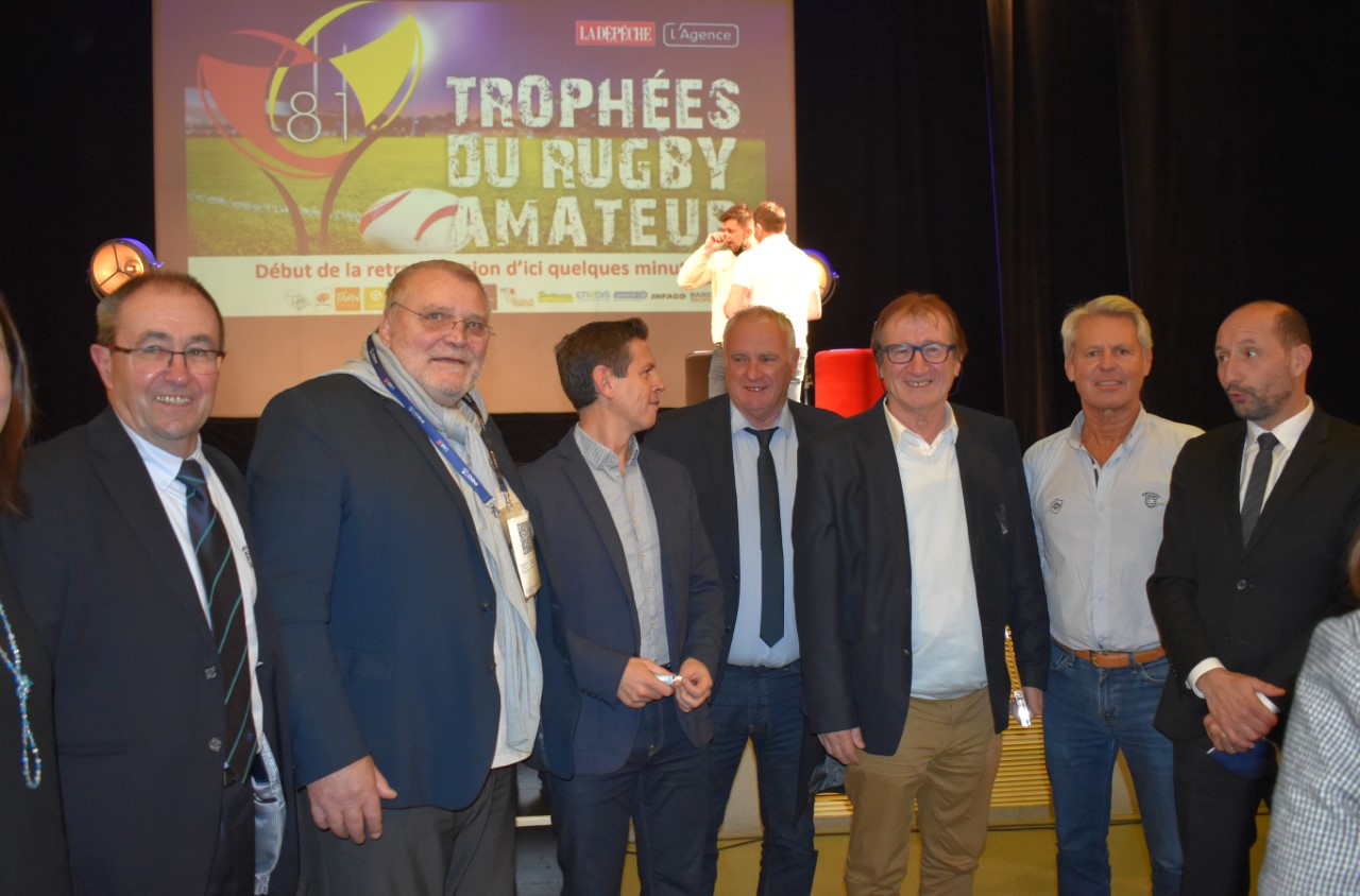 A ses côtés de g à d : Alain Rey, Gérard Cholley, Christophe Ramond, Alain Doucet, Yves Salvaire, Eric Laffont-Baylet