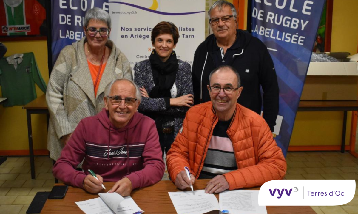 Patrick Maurelo et Alain Rey signent la convention de partenariat en présence de Véronique Deymier et Céline Ibars (VYV 3) et Jean-Marc Moreau (CD 81)