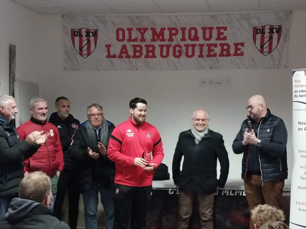 Vincent Calabrese reçoit le trophée Fair Play de la part de Patrick Maurelo, secrétaire général de VYV 3