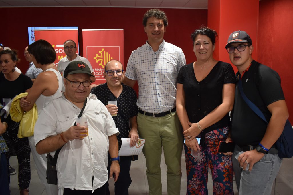 En attendant le match au Stadium, les résidants du foyer André Billoux de Sérénac et leur directrice adjointe ont tenu à poser pour la photo souvenir avec Yannick Jauzion. 