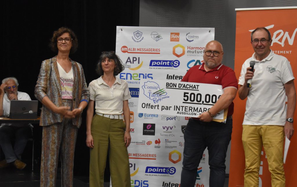 Championne d’Occitanie de F2 (face au SC Albi), l’Olympique Labruguière a réussi une excellente saison, jusqu’au ¼ de finale du championnat de France. Emmanuel Cousinard est félicité par Isabelle Espinosa (Département) et Léna Clément (SDJES), et reçoit un Bon d’achat Intermarché de 500 €. (Saison 2022-2023)