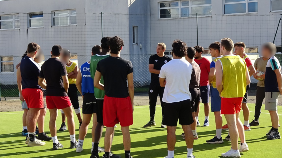 Ludovic DAUBA en train de debrief avec les jeunes de l'EPM.