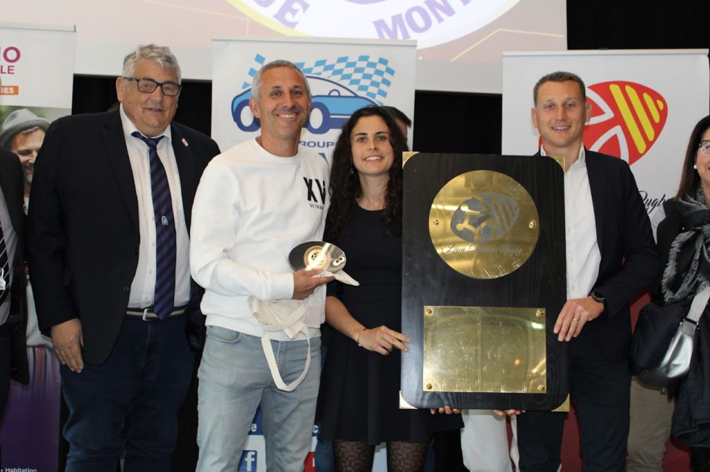 Le club de Montredon Labessonnié représenté par David Loubet, Bérénice Bralley, Kevin Bralley, récompensé par Alain Azpiroz, vice-président de la Ligue Occitanie.