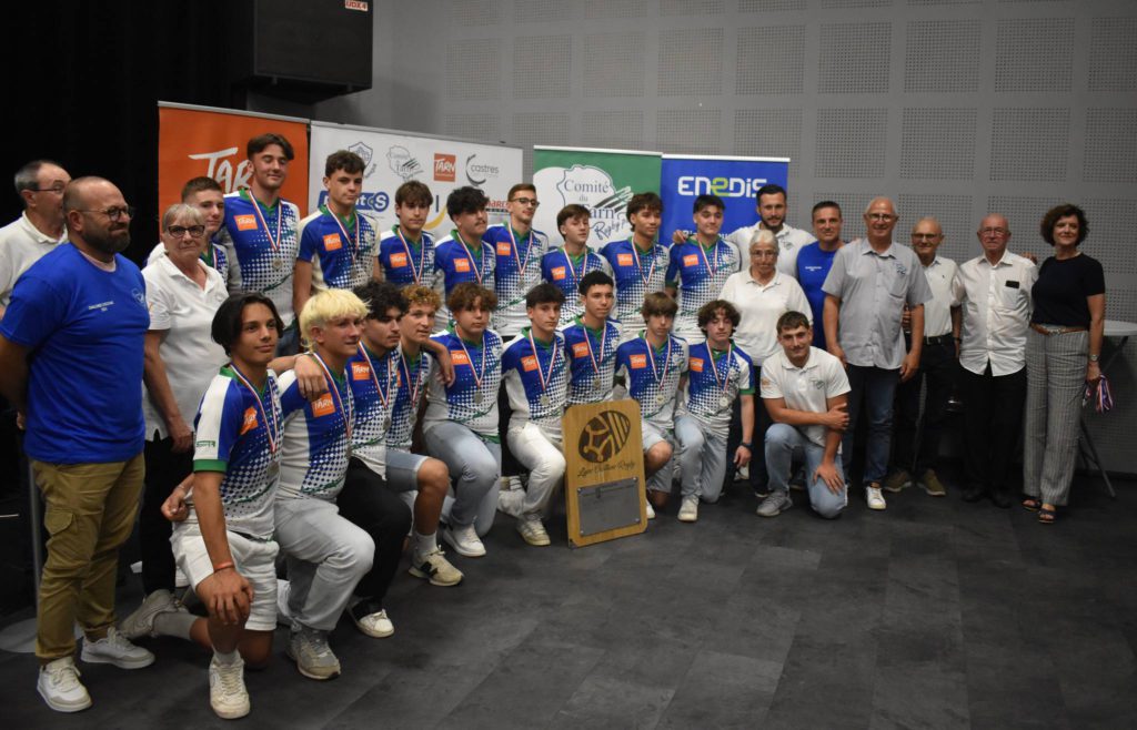 Les M16 posant avec le Trophée Alain Mondon. 